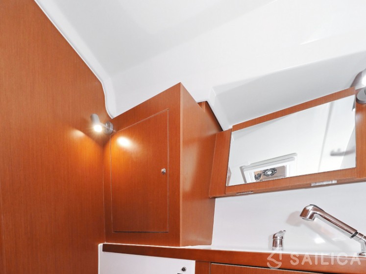 Oceanis 41.1 - Yacht Charter Sailica