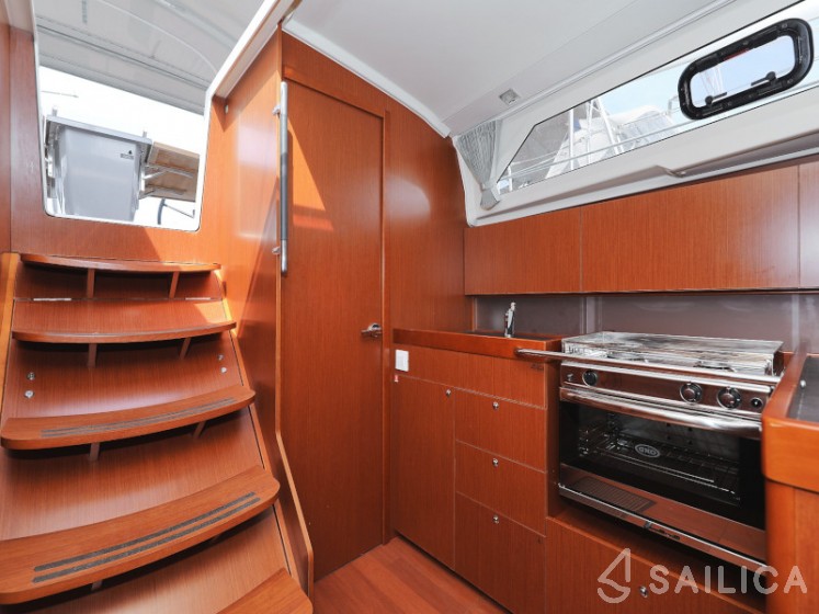 Oceanis 41.1 - Yacht Charter Sailica