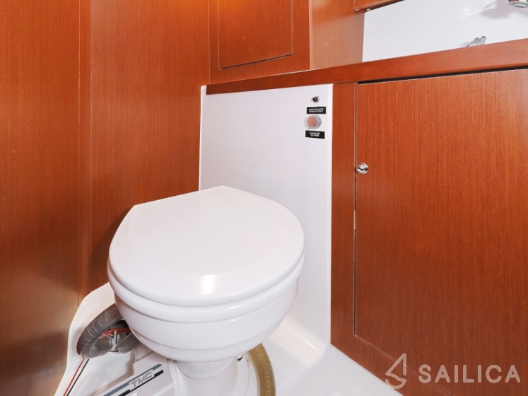Oceanis 41.1 - Yacht Charter Sailica