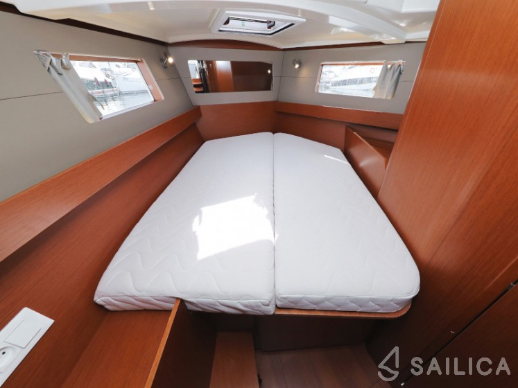 Oceanis 41.1 - Yacht Charter Sailica
