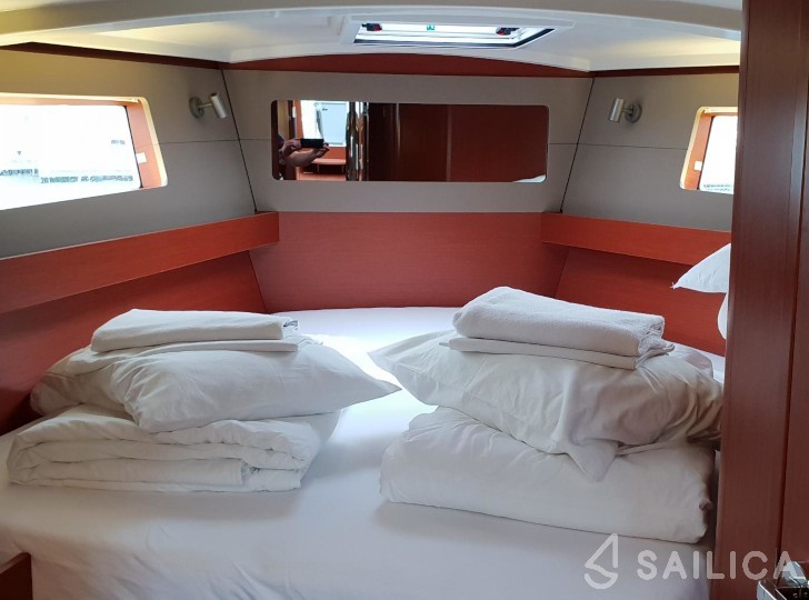 Oceanis 41.1 - Yacht Charter Sailica
