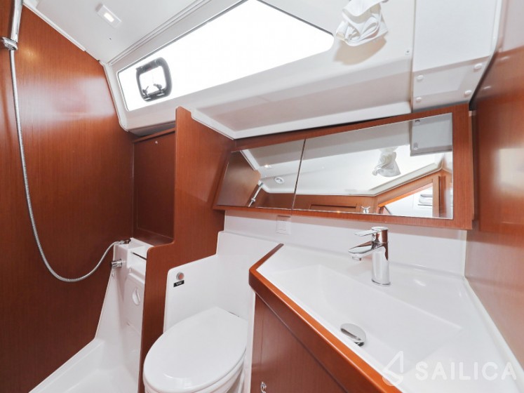 Oceanis 41.1 - Yacht Charter Sailica