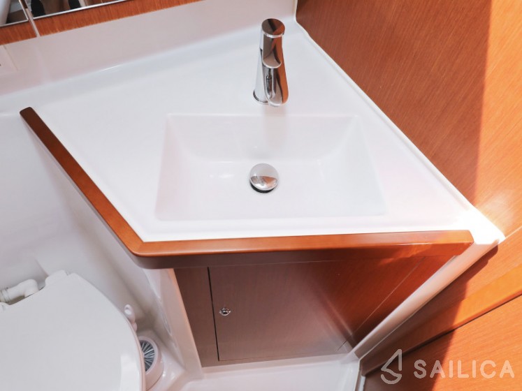 Oceanis 41.1 - Yacht Charter Sailica
