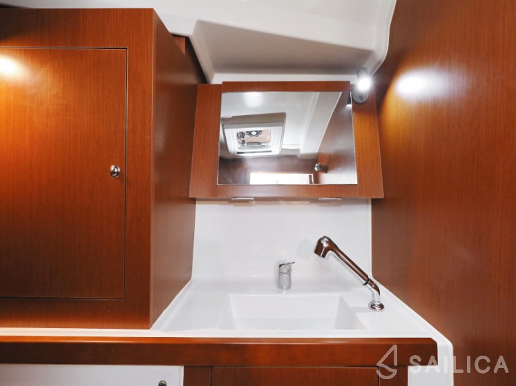 Oceanis 41.1 - Yacht Charter Sailica