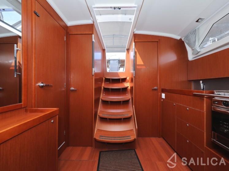 Oceanis 41.1 - Yacht Charter Sailica