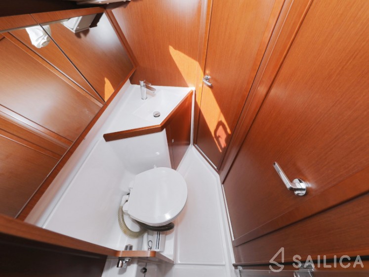 Oceanis 41.1 - Yacht Charter Sailica