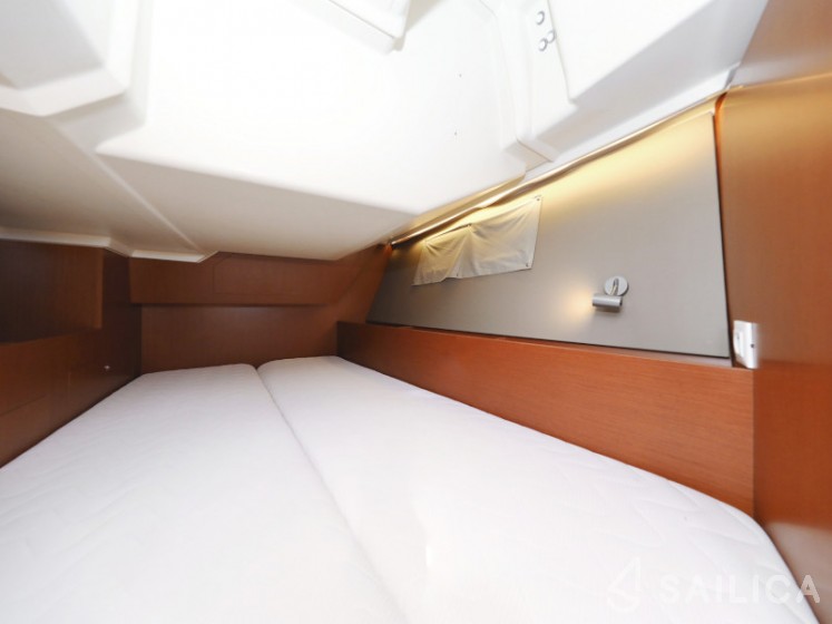Oceanis 41.1 - Yacht Charter Sailica