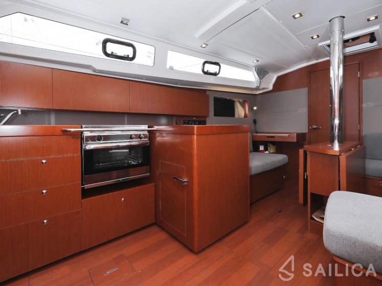 Oceanis 41.1 - Yacht Charter Sailica
