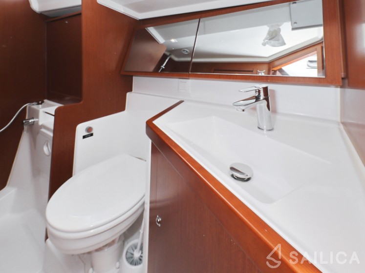 Oceanis 41.1 - Yacht Charter Sailica