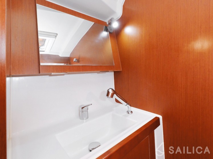 Oceanis 41.1 - Yacht Charter Sailica