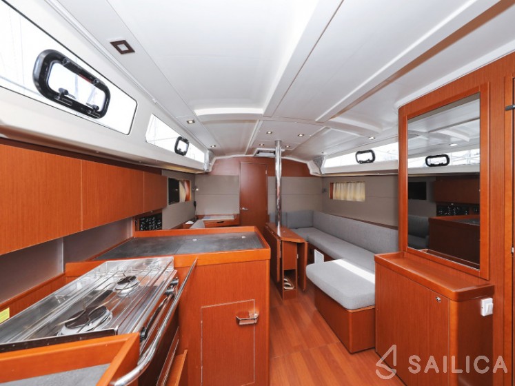 Oceanis 41.1 - Yacht Charter Sailica