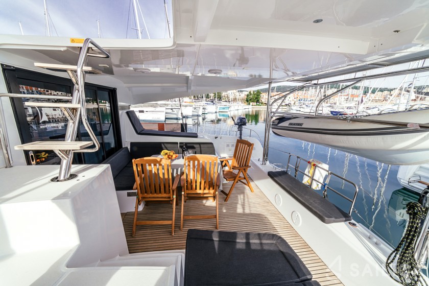 Lagoon 42 - Yacht Charter Sailica