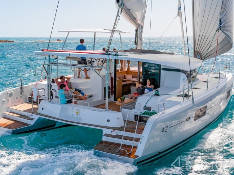 Lagoon 42 - Yacht Charter Sailica