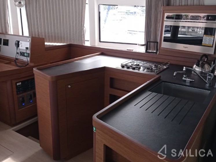 Lagoon 42 - Yacht Charter Sailica