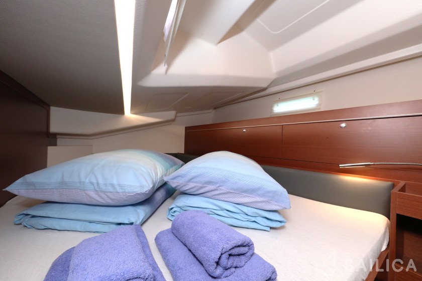 Hanse 505 - 5 + 1 cab. - Yacht Charter Sailica