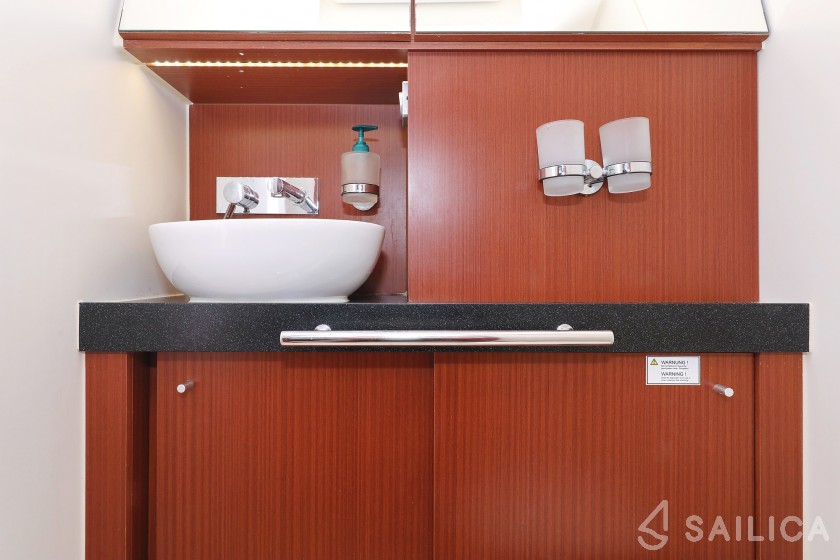 Hanse 505 - 5 + 1 cab. - Yacht Charter Sailica