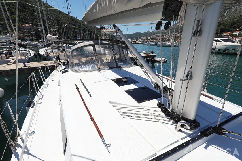 Hanse 505 - 5 + 1 cab. - Yacht Charter Sailica