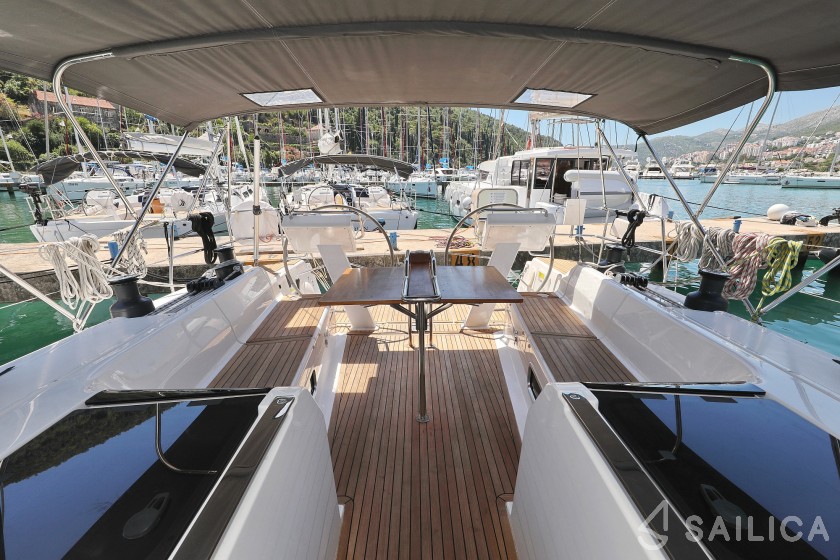 Hanse 505 - 5 + 1 cab. - Yacht Charter Sailica