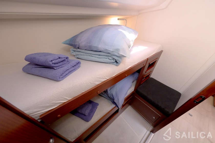 Hanse 505 - 5 + 1 cab. - Yacht Charter Sailica