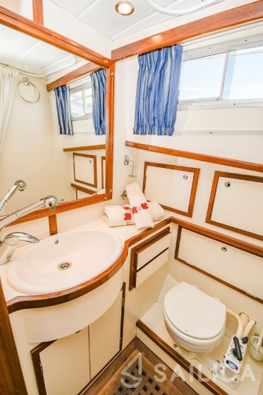 Menorquin 100 - Yacht Charter Sailica