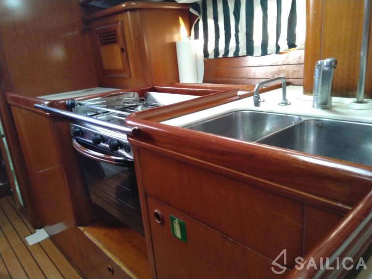 Oceanis Clipper 411 - 4 cab. - Yacht Charter Sailica