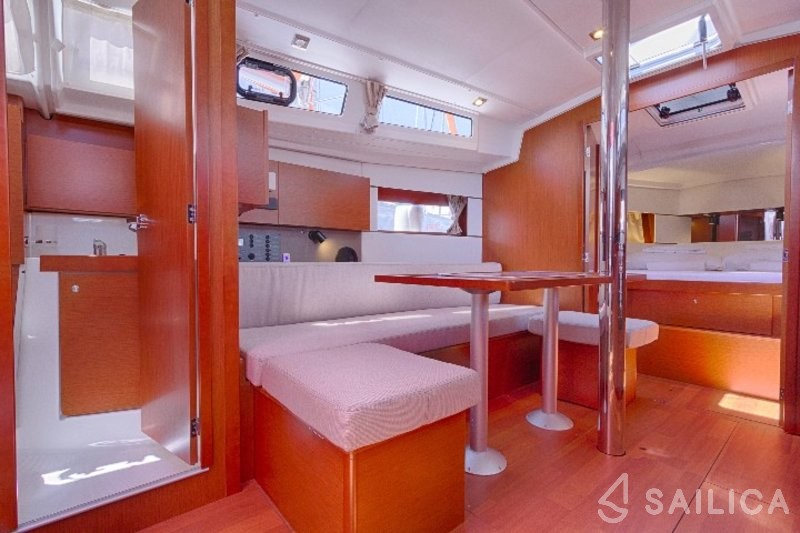 Oceanis 38.1 - Yacht Charter Sailica