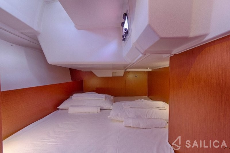 Oceanis 38.1 - Yacht Charter Sailica