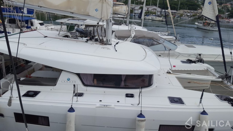 Lagoon 42 - Yacht Charter Sailica