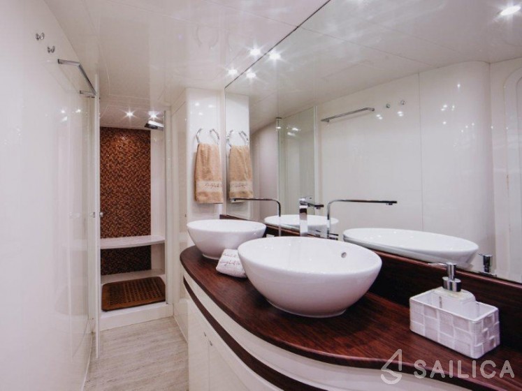 Amer 86 - Yacht Charter Sailica