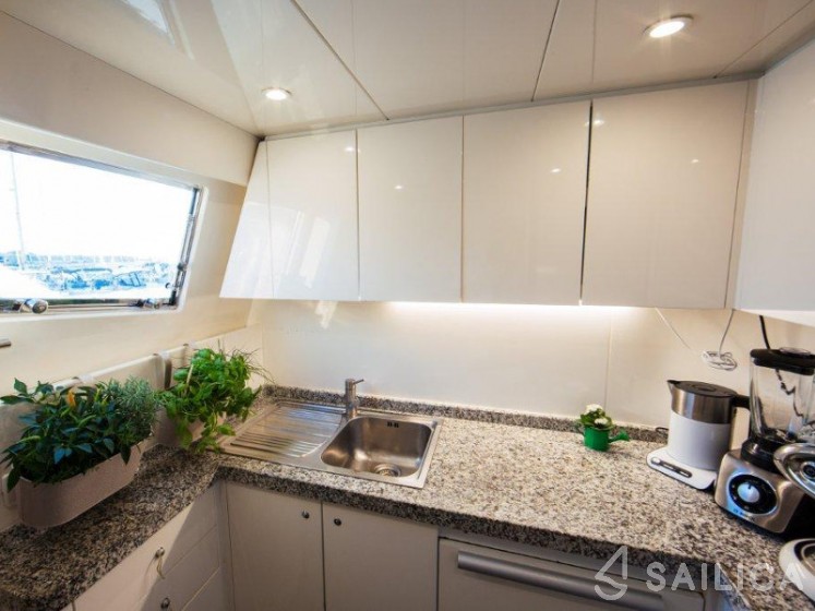 Amer 86 - Yacht Charter Sailica