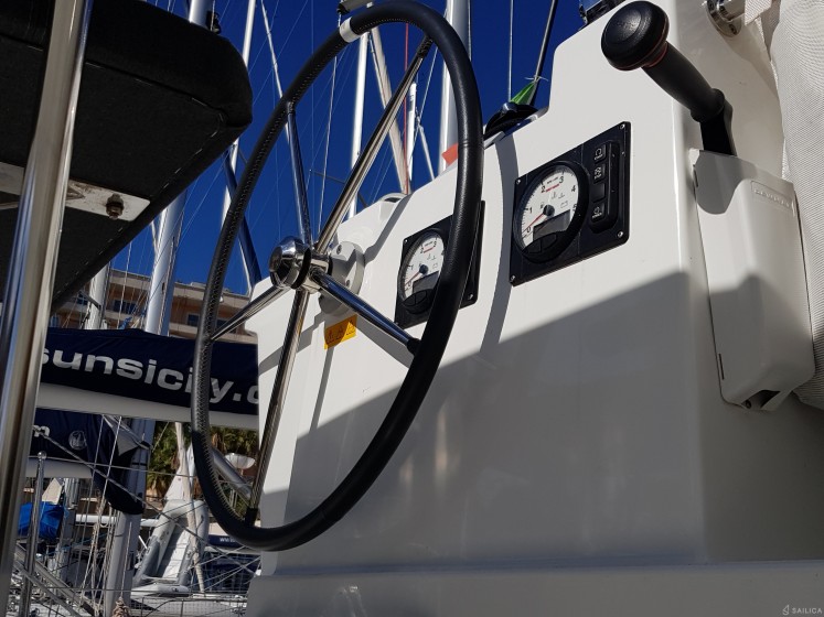 Lagoon 400 S2 - Yacht Charter Sailica