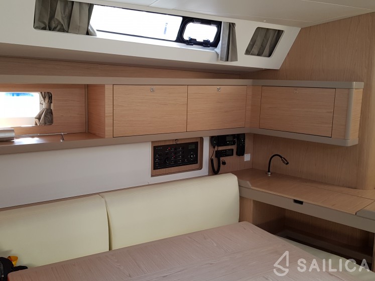 Oceanis 45 - Yacht Charter Sailica