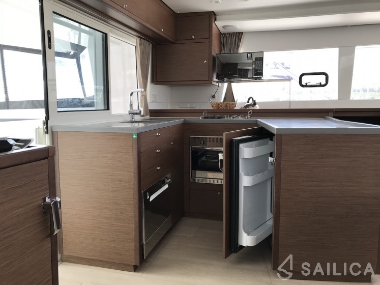 Lagoon 450  Flybridge - Yacht Charter Sailica