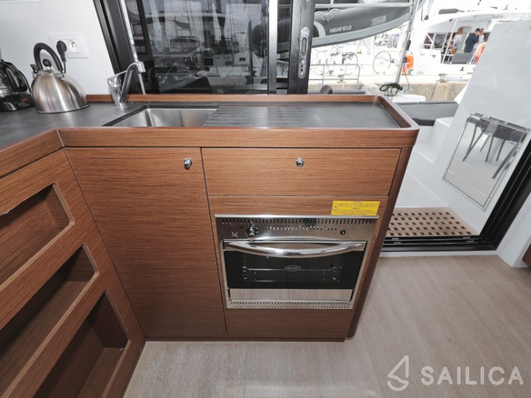 Lagoon 42 - Yacht Charter Sailica