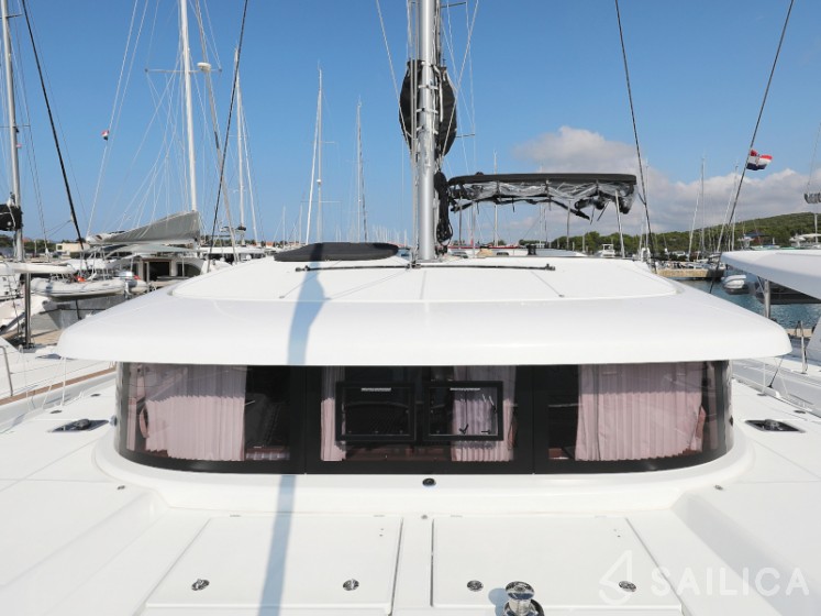 Lagoon 42 - Yacht Charter Sailica