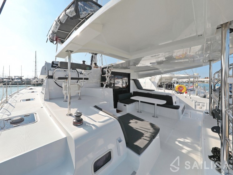 Lagoon 42 - Yacht Charter Sailica