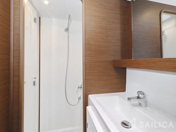 Lagoon 42 - Yacht Charter Sailica