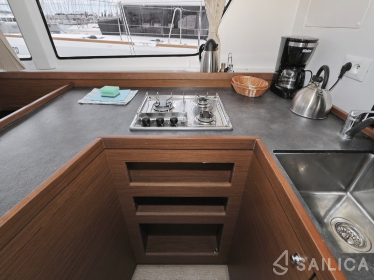 Lagoon 42 - Yacht Charter Sailica