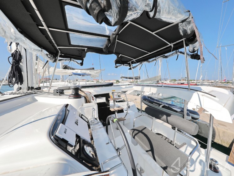 Lagoon 42 - Yacht Charter Sailica