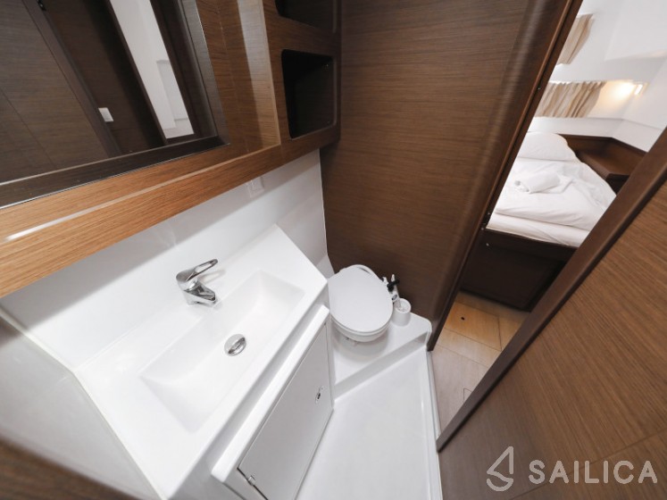 Lagoon 42 - Yacht Charter Sailica