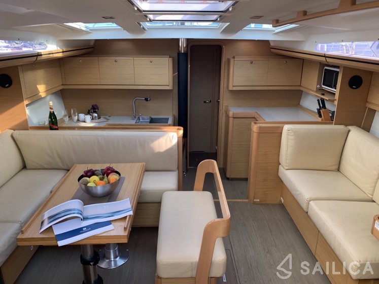 Dufour 520 GL - Yacht Charter Sailica
