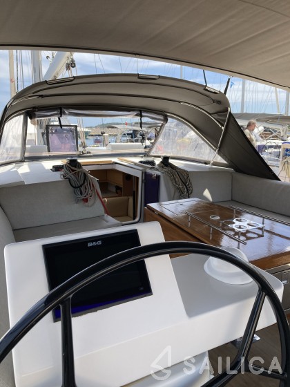 Dufour 520 GL - Yacht Charter Sailica