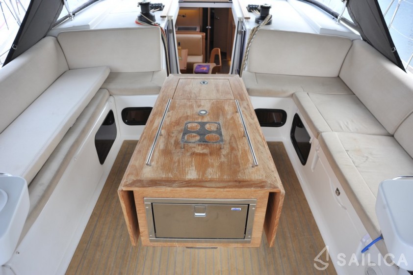 Dufour 520 GL - Yacht Charter Sailica