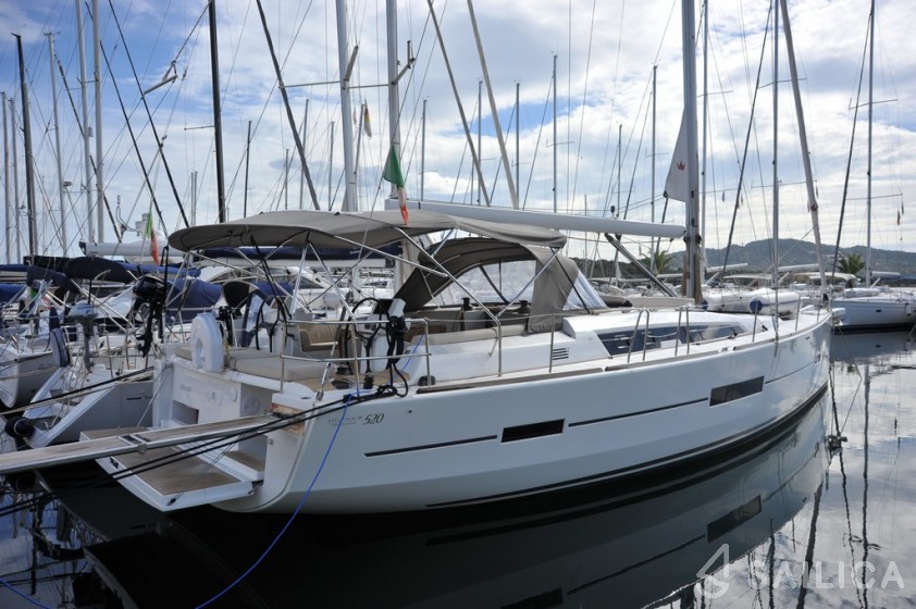 Dufour 520 GL - Yacht Charter Sailica