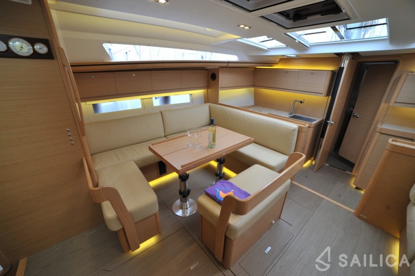 Dufour 520 GL - Yacht Charter Sailica