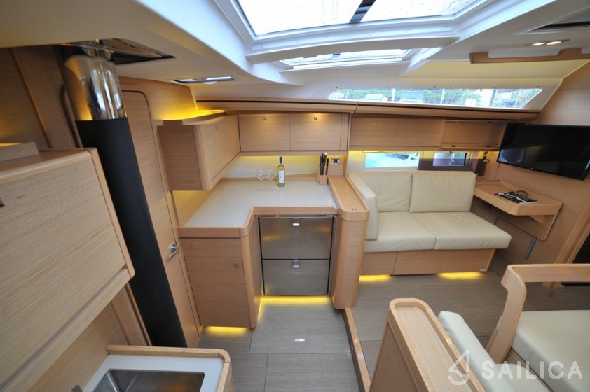 Dufour 520 GL - Yacht Charter Sailica