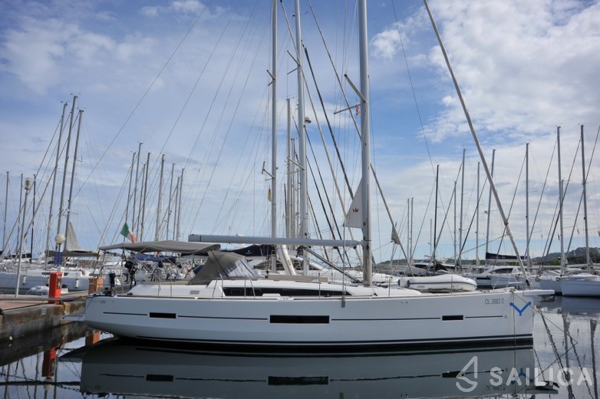 Dufour 520 GL - Yacht Charter Sailica