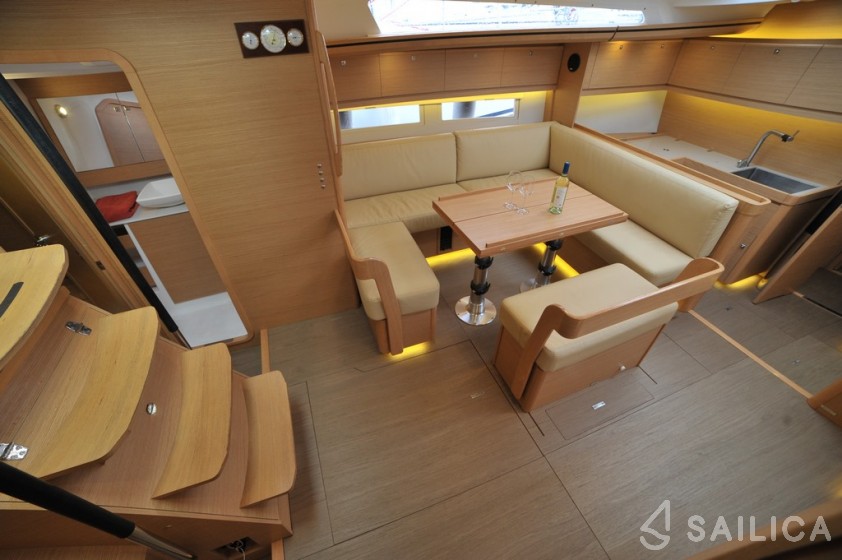 Dufour 520 GL - Yacht Charter Sailica