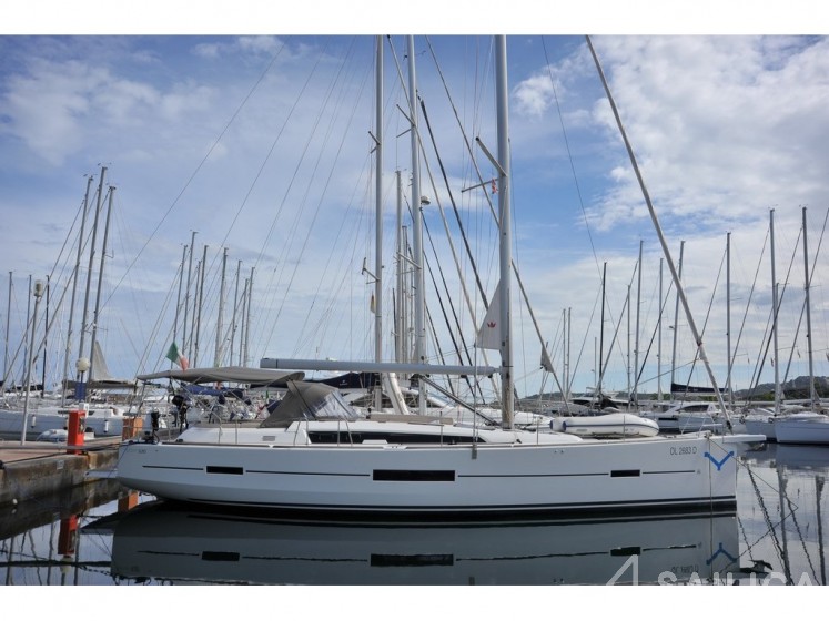Dufour 520 GL - Yacht Charter Sailica