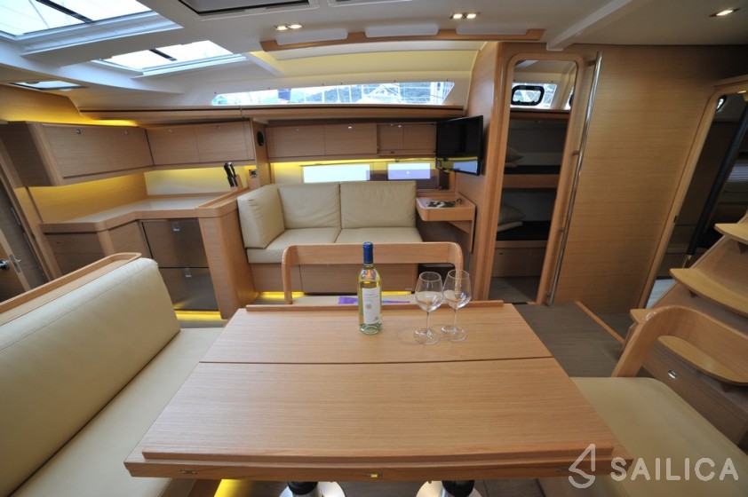 Dufour 520 GL - Yacht Charter Sailica